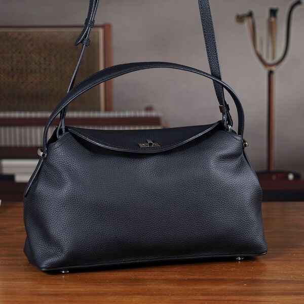 "Genuine Leather crossbody bag Color:Black Size:32*19*11cm        Wall: Genuine Leather Lining: Polyester Exterior:lock-1 Interior: zipped-1,slid-1" image number 1