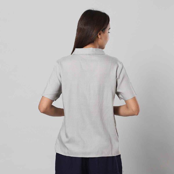 Einfarbiges Kurzarm-Top mit Knopfleiste, Größe M, Grau image number 3