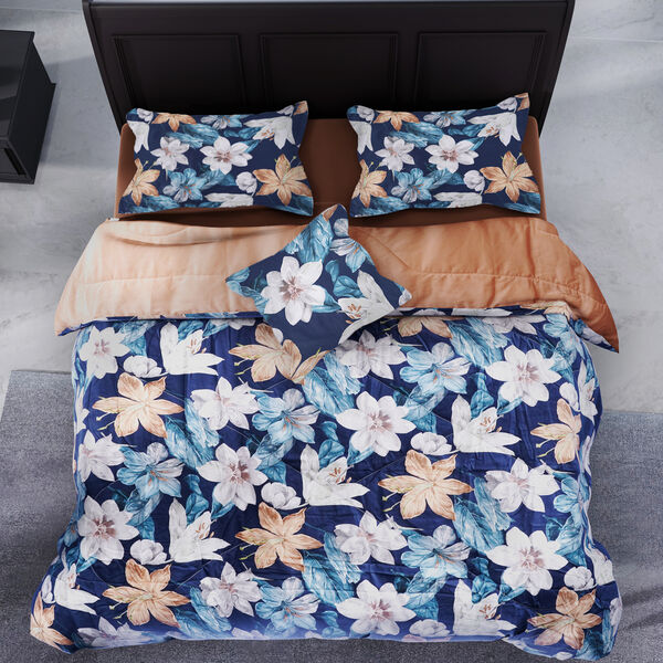 SERENITY NIGHT: 3er-Set - Seidensteppdecke und 2 Kissenbez&uuml;ge, Blumenmuster, Dunkelblau und Caffe Latte&nbsp; image number 6