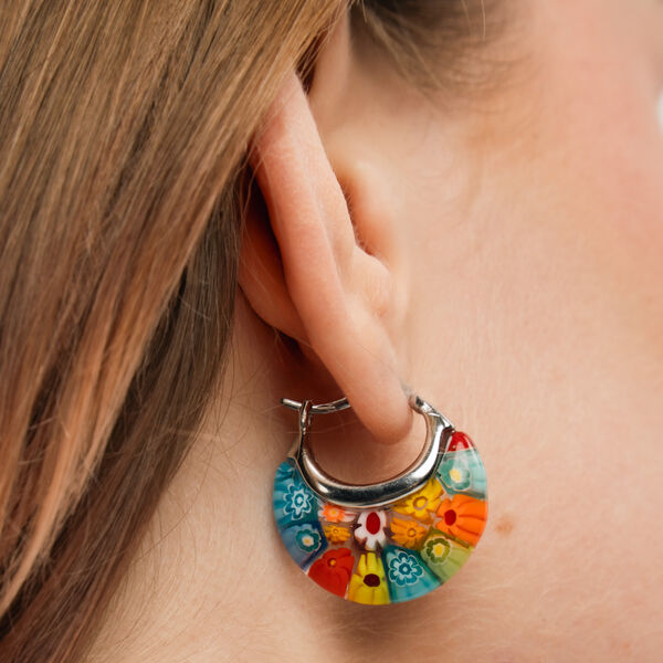 Mehrfarbige Huggie-Ohrringe im Murano-Stil image number 3