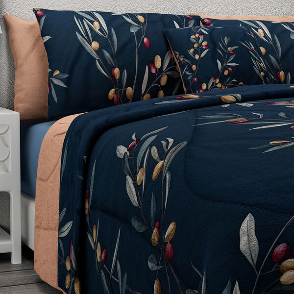 SERENITY NIGHT: 3er-Set - Seidensteppdecke und 2 Kissenbezüge, Olivenbaummuster, Dunkelblau und Rosé-beige image number 3