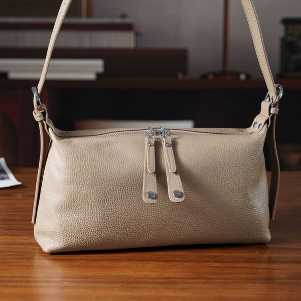 Crossbody-Bag aus Echtleder im Soft-Design, 30x8x16 cm, Sandbeige image number 4