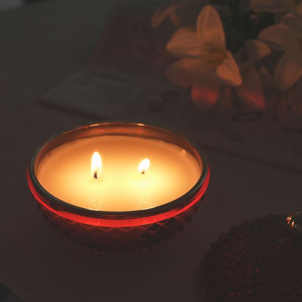 LIVMORE - Duftkerze im dekorativen Glas, Tabak und Oudh, 36 Std. Brenndauer, Purpurrot