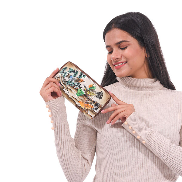 Sukriti - handbemalte Brieftasche aus echtem Leder mit RFID Schutz, Vogel und Blattmuster image number 1