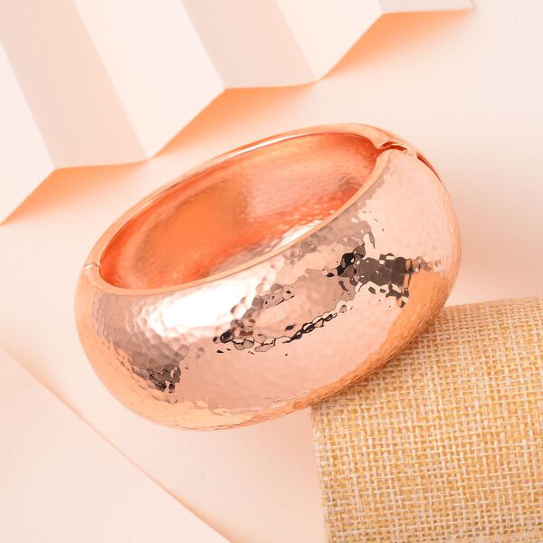 Breiter Armreif mit gehämmerter Textur, Messing, ca. 18 cm, roséfarben  image number 2