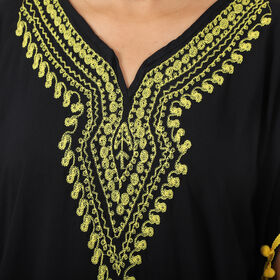 JOVIE bestickter Kaftan mit Quasten, 100% Viskose, Größe: 88x78cm, schwarz mit gelber Stickerei