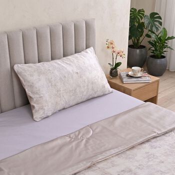 "AB side Silk quilt with cooling fabric fabric:85% nylon+15%spandex A side: print, B side match solid color Filling:100g silk+200g polyester,around 110gsm,33% silk+77% polyester Packing:gift box with PVC cover", "AB side cooling pillowcase with piping wit