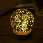 Kristallkugel: 100% Glas mit Holzsockel (8x6,5 cm), farbwechselndes LED Licht. Gelb