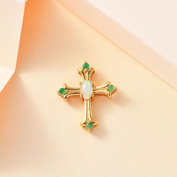 AA Natürlicher, äthiopischer Welo Opal und Smaragd Kreuz-Anhänger, ca. 0,24 ct. image number 2