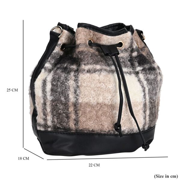 Beuteltasche aus Teddyfell, Karomuster, schwarz image number 6