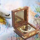 Indian Handycrafts: Handgemachtes Holzbox mit Messing Compass, Gold image number 1