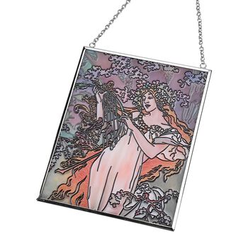 Handbemalter Glas Suncatcaher mit Kette, silberfarbenem Rahmen, Alphonse Mucha Motiv Fr&uuml;hling, 12x15 cm