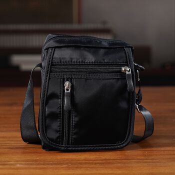 Umh&auml;ngetasche mit mehreren Rei&szlig;verschlussf&auml;chern und RFID-Schutz, 12,5x6x16cm, Schwarz