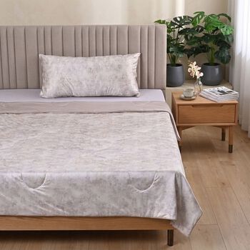 "AB side Silk quilt with cooling fabric fabric:85% nylon+15%spandex A side: print, B side match solid color Filling:100g silk+200g polyester,around 110gsm,33% silk+77% polyester Packing:gift box with PVC cover", "AB side cooling pillowcase with piping wit