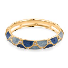 Emaille-Armreif mit halbmondförmigem Muster in Blau und Hellblau, verziert mit weißen Kristallen, ca. 18,5 cm