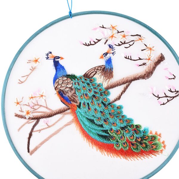 LIVMORE - Handstickerei-Wanddekoration aus 100% Seide mit Jade-Quaste, 20 cm, Pfau-Motiv image number 6