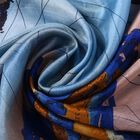 LA MAREY: Bedruckter Schal aus 100%  Maulbeerseide,  inkl. Geschenkbox, Blau und mehrfarbig image number 5