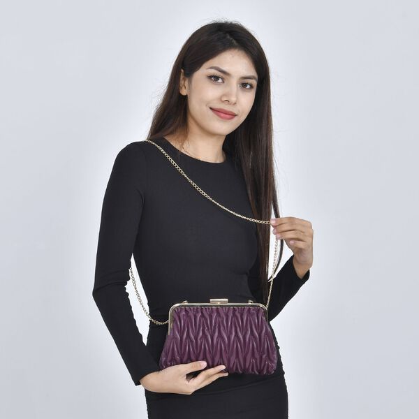 Clutch mit Metallschulterriemen in Stepp-Optik, Nude image number 2