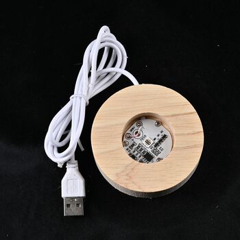 Lila Kristallkugel mit LED-Licht