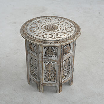 NAKKASHI - Handgefertigter Couchtisch aus Mangoholz mit Metallpr&auml;gung, Burn-Finish und kunstvoller Schnitzerei, ca. 45x45x45?cm, Wei&szlig;