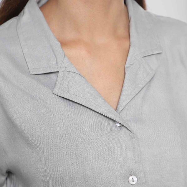 Einfarbiges Kurzarm-Top mit Knopfleiste, Größe M, Grau image number 4