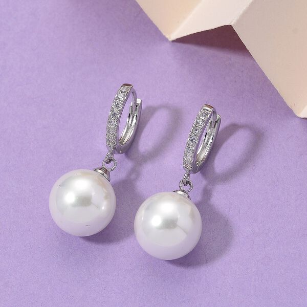 Weiße Muschelkernperle und Zirkonia Ohrringe image number 2