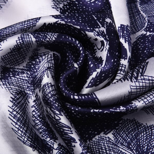 LA MAREY - 100 % nat&uuml;rlicher, bedruckter Maulbeerseiden-Schal in Geschenkbox, 55x170 cm, Dunkelblau und Wei&szlig;&nbsp; image number 5