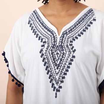 JOVIE bestickter Kaftan mit Quasten, Wei&szlig; mit schwarzer Stickerei