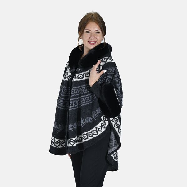 Halbmondf&ouml;rmiger Kapuzenponcho mit Druckknopfverschluss aus Kunstpelz, One Size, 80x109.22cm, Schwarz image number 4