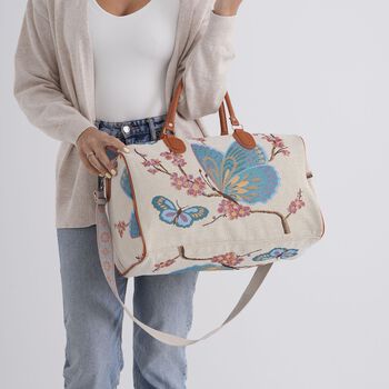 "Life style Color:White with blue butterfly print /Profile:Duffel bag wall(exterior):Polyester    Lining(interior): polyester; Pockets(exterior):Zipped-1 Pockets(interior):none Measurement:45*23*27cm         "