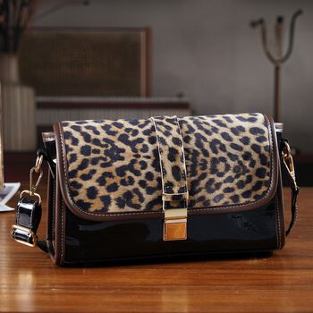 Chaos by Elsie - Echtleder Crossbody Tasche mit RFID, Leopardenmotiv Klappe, 2 Au&szlig;enf&auml;cher mit Rei&szlig;verschluss, 28 x 10 x 18 cm, Schwarz