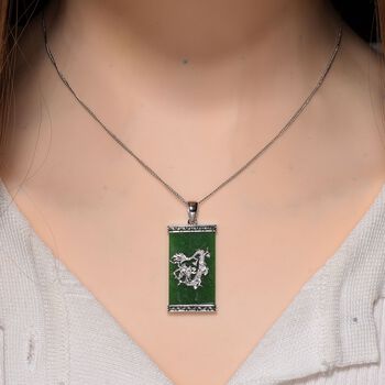 Gr&uuml;ner Jade Drachen-Anh&auml;nger mit 50cm Kette - 17,24 ct.