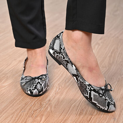 LA MAREY - Damen Ballerinas, Schlangenhautmuster, Gr&ouml;&szlig;e 41, Schwarz und Wei&szlig;