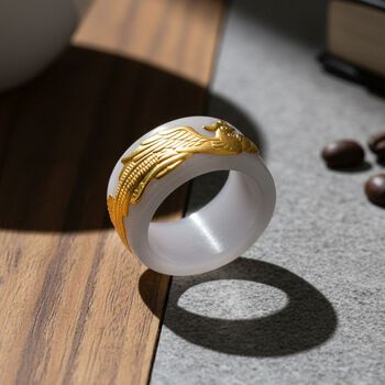 Wei&szlig;er Jade Ring in 999 Gelbgold - 45 ct.