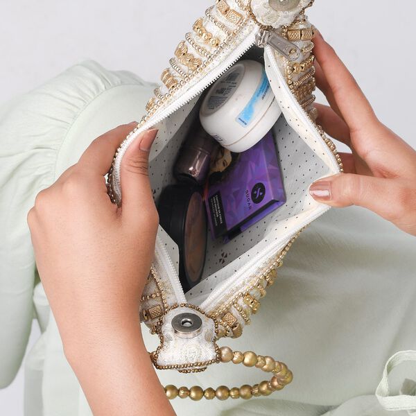 Handgefertigte Gl&uuml;ckskekstasche aus Samtbrokat mit Perlen, cr&eacute;me image number 5