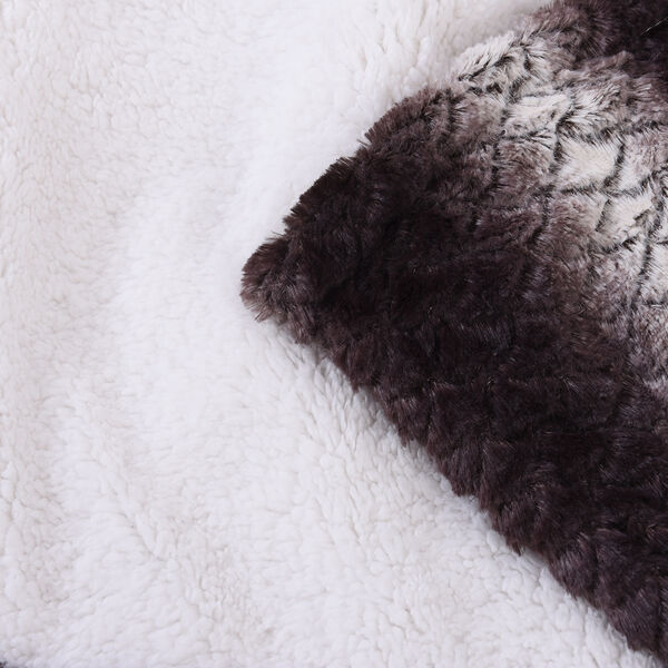 SERENITY NIGHT: Elektrisch beheizbare Kunstpelzdecke aus weichem, kuscheligem Plüsch, 2-lagig, Streifenmuster, Braun   image number 5