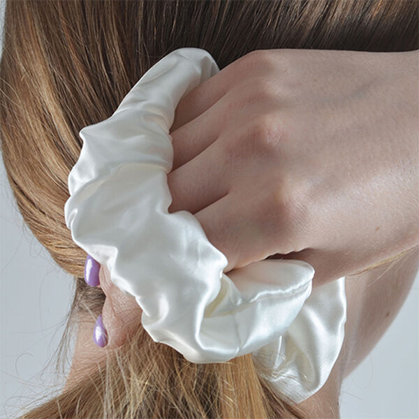 SERENITY NIGHT: 3er-Set - Kissenbezug, Haargummi und Augenmaske aus 100% Maulbeerseide, Elfenbein image number 5