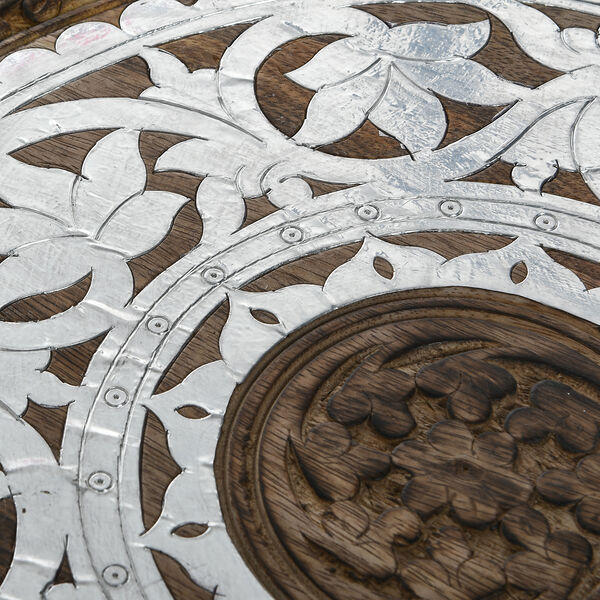 NAKKASHI - Handgefertigter Couchtisch aus Mangoholz mit Metallpr&auml;gung, Burn-Finish und kunstvoller Schnitzerei, ca. 45x45x45cm, Natur image number 7