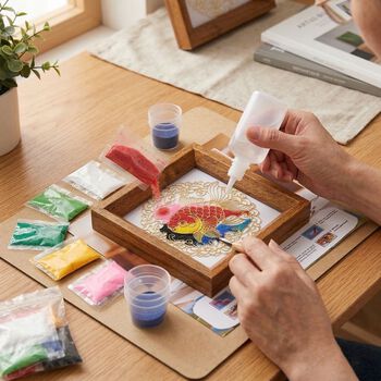 " Golden Lottery Painting frame table disply  Product size: 18.5 * 16 * 5CM Packaging: 1 piece/white box Function: Photo frame, colored sand, water-based eco-friendly adhesive, plastic cup, oil painting scraper"