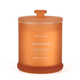 LIVMORE Home Fragrance Kollektion, Duftkerze im Farbglas, Orange, Leder Safran, 370 g Sojawachs, 55 Std., 10,2 x 10,2 x 13 cm