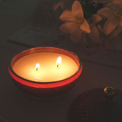 LIVMORE - Duftkerze im dekorativen Glas, Amber und Pfingstrose, 36 Std. Brenndauer, Burgunder