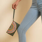Sukriti 100% Leder: handbemalte Brieftasche mit RFID Schutz, Mandala Grün image number 1