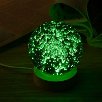 Gr&uuml;ne Kristallkugel mit LED-Licht