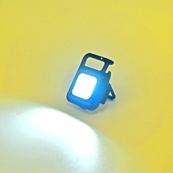 Wiederaufladbare Schlüsselanhänger-Taschenlampe mit Karabiner image number 2