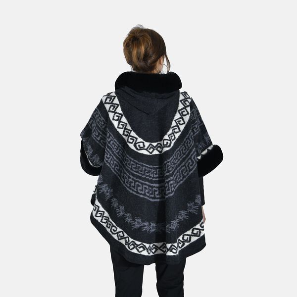 Halbmondförmiger Kapuzenponcho mit Druckknopfverschluss aus Kunstpelz, One Size, 80x109.22cm, Schwarz image number 2