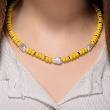 Wei&szlig;e Muschelkernperle, Gelber Howlit Halskette, ca. 50 cm + 5 cm Extender, goldfarben