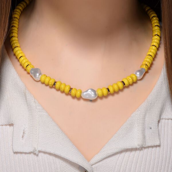 Wei&szlig;e Muschelkernperle, Gelber Howlit Halskette, ca. 50 cm + 5 cm Extender, goldfarben image number 2