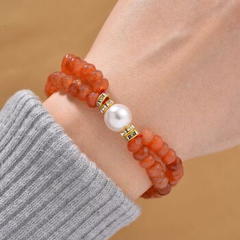 Wei&szlig;e Muschelkernperle-Armband mit Orangem Quarzit und Wei&szlig;em Kristall, flexibel, vergoldet