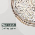 NAKKASHI - Handgeschnitzter Kaffeetisch aus Mangoholz mit gehärteter Glasplatte, Größe 58x58x41 cm, Weiß image number 7