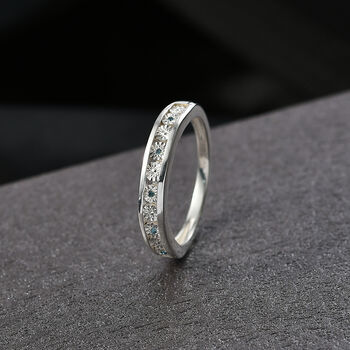 Ring mit blauen Diamantakzenten